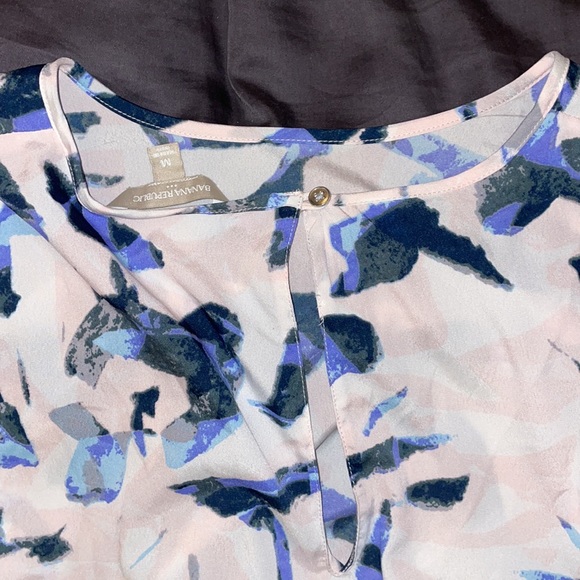 Banana Republic, slightly cropped dress shirt, abstract pattern, size medium - Picture 3 of 3